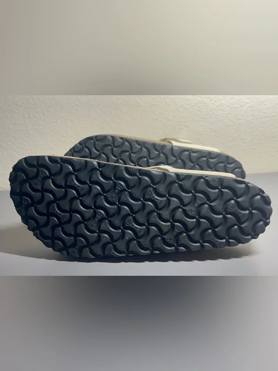 Birkenstock Gizeh Cream T-Strap Sandals - Picture 7 of 9